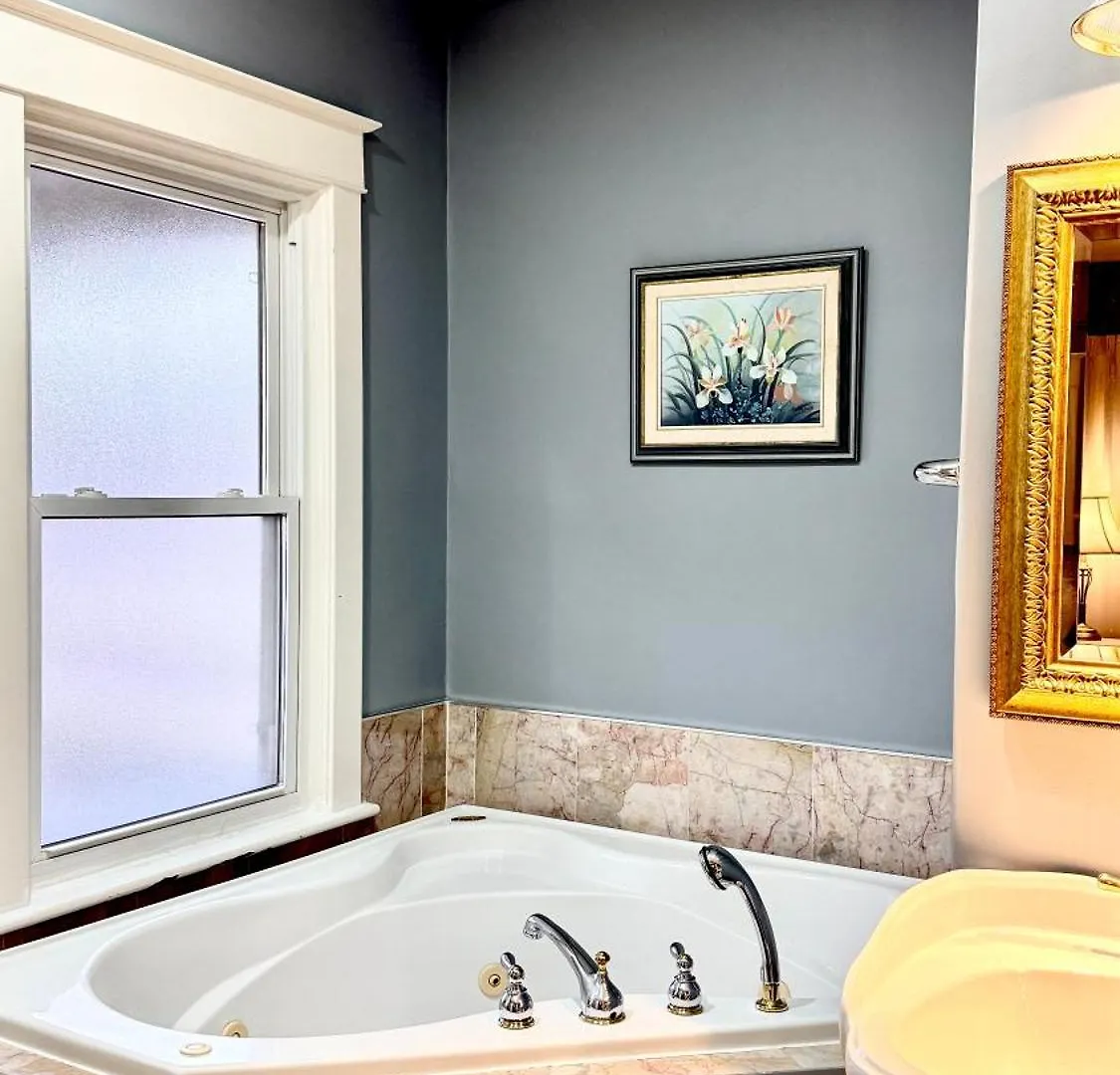 Two Bedrooms Unit With Jacuzzi And Great View Niagara Falls